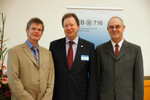 Uni-Rektor Prof. Wolfram Ressel reichte den Führungsstab im SFB 716 von Prof. Trebin (rechts) an Prof. Holm (links) weiter. (Foto: Christa Müller)