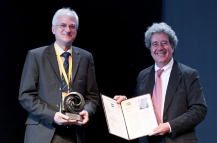Prof. Thomas Ertl und Prof. Pere Brunet, Chair des Preiskommitees, bei der Übergabe des „Distinguished Career Award 2016“ (Bild: Eurographics 2016)