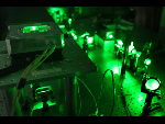 Bild 3: Um das Ergebnis zu überprüfen, wird der Nanodiamant an einem Lichttisch mit grünem Licht bestrahlt.